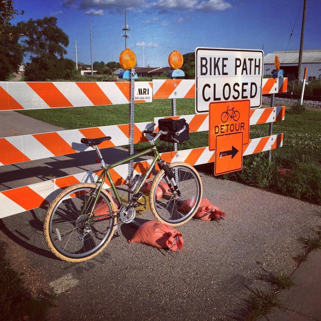 De-tour - Bike path closed